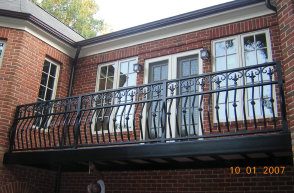 Aluminum self supporting balcny rails with decorative bracket image